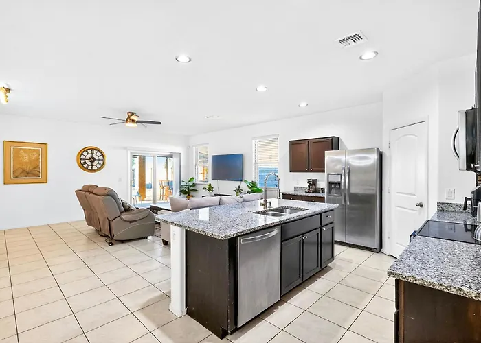 Tropical Desert Oasis Phoenix 5br 3bath With Outdoor Tiki Bar & Bbq Holiday home *