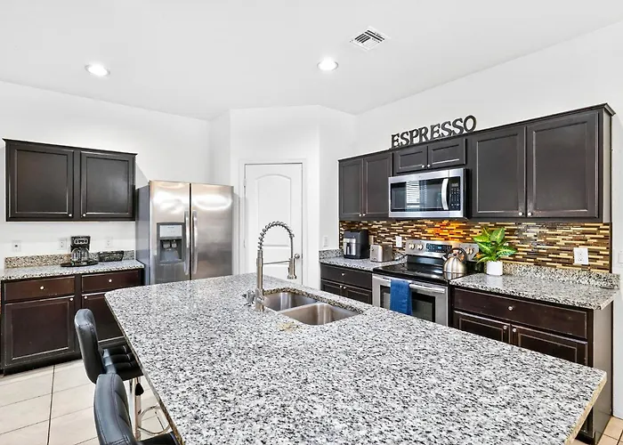 Tropical Desert Oasis Phoenix 5br 3bath With Outdoor Tiki Bar & Bbq *