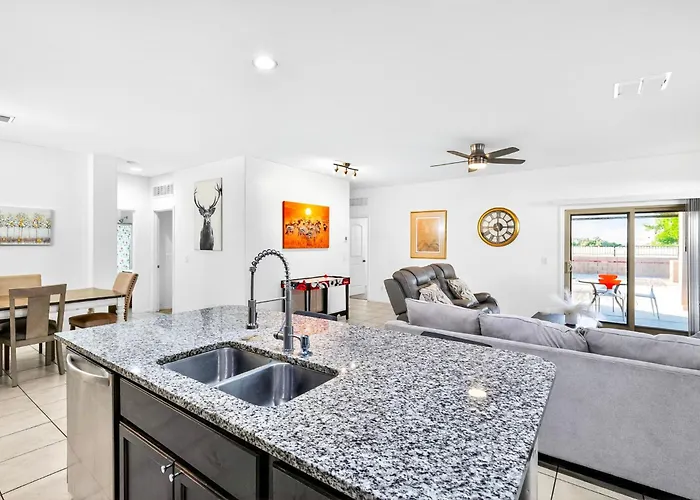 Tropical Desert Oasis Phoenix 5br 3bath With Outdoor Tiki Bar & Bbq Holiday home *